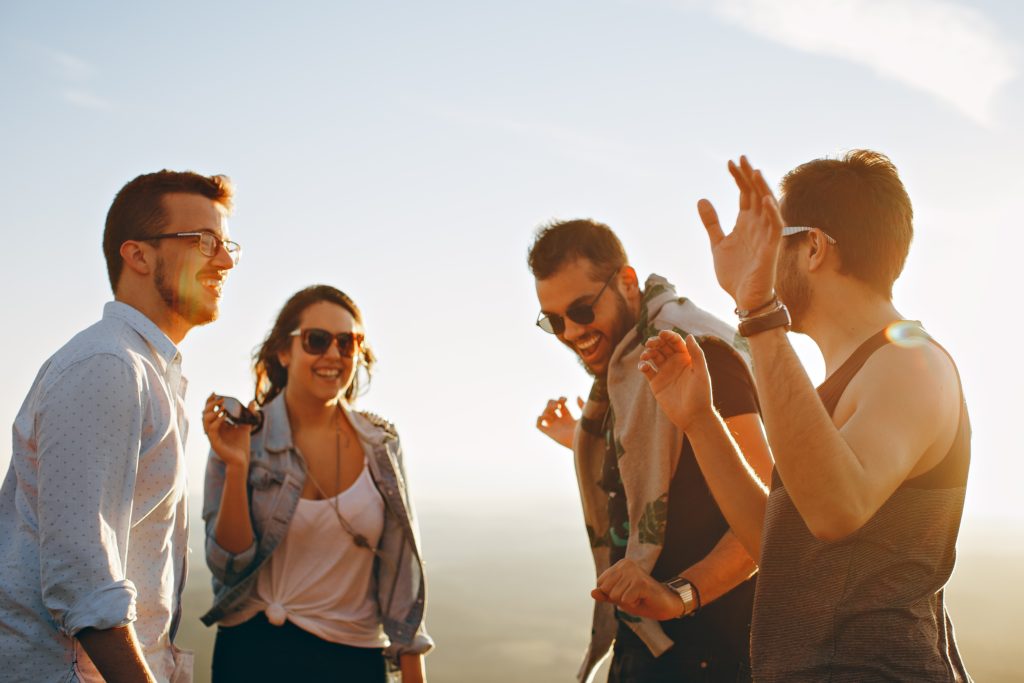 Abbildung zeigt lachende Outdoor Begeisterte unterwegs