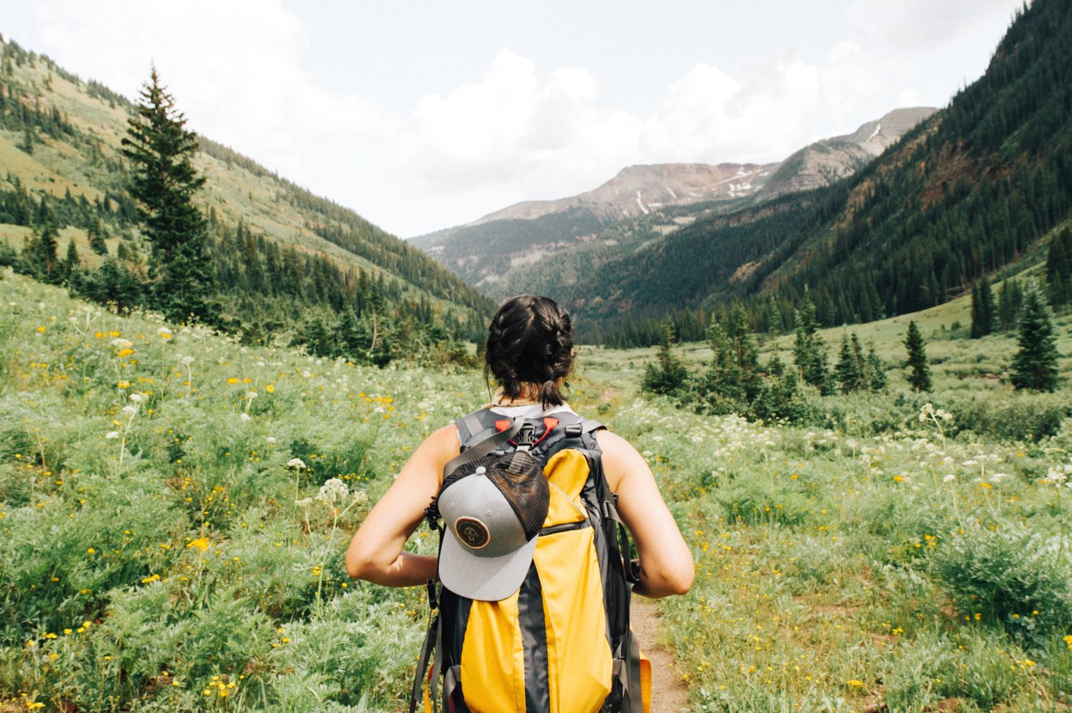 Abbildung zeigt Backpacker unterwegs mit RUcksack und Outdoor Equipment